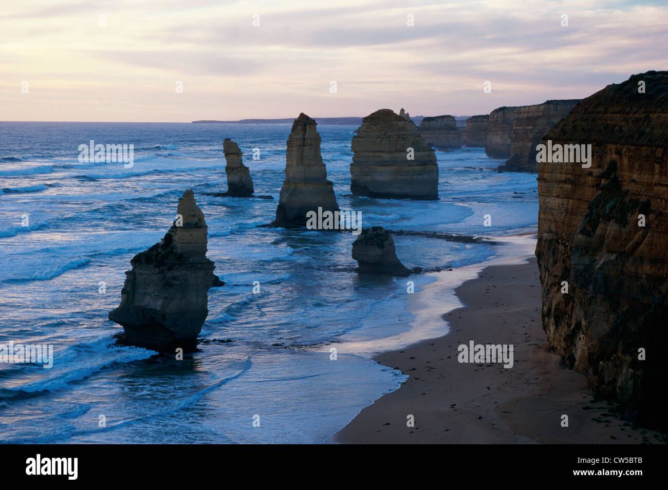Les formations de roche dans la mer, douze apôtres, Port Campbell National Park, Victoria, Australie Banque D'Images