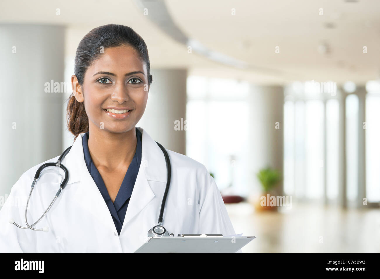 Portrait of a happy Asian Female Doctor. Banque D'Images