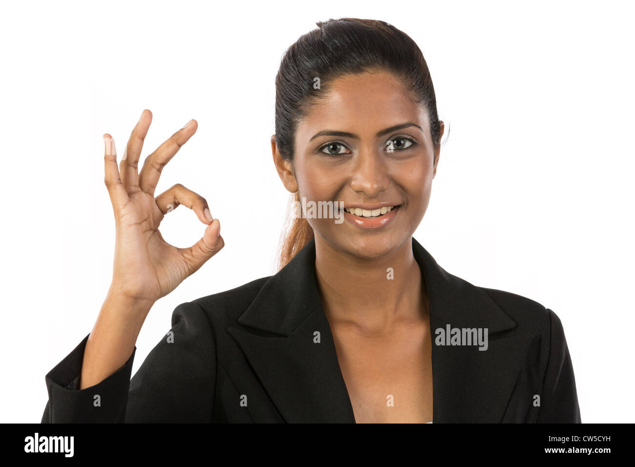 Happy Asian woman doing ok symbole avec sa main. Isolé sur fond blanc. Banque D'Images