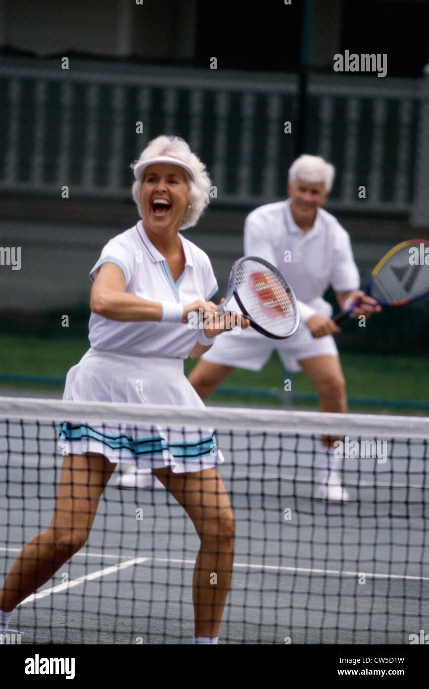 Couple de jouer un match de tennis en double mixte Banque D'Images