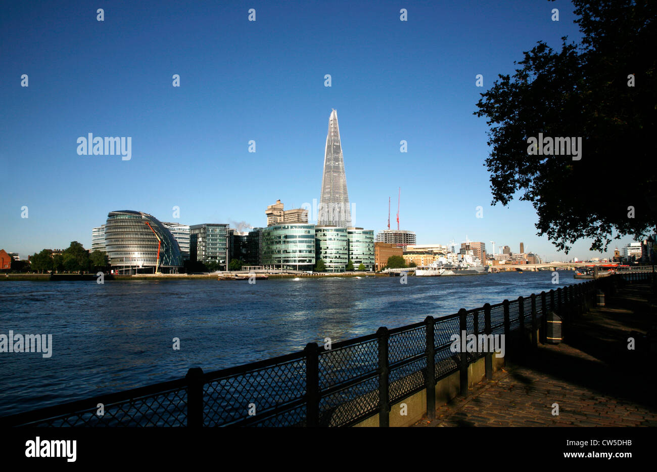 Voir la Tamise jusqu'à l'Hôtel de Ville, d'échardes, plus London development et London Bridge, London, UK Banque D'Images