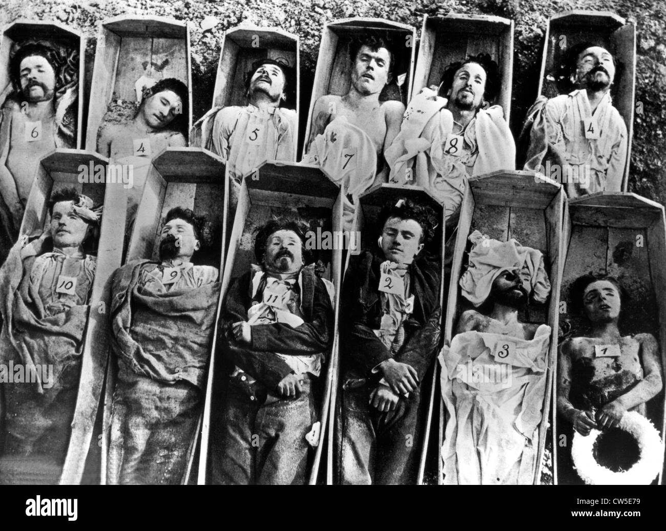 Commune de cadavres tués par des combattants Versaillais '' (le gouvernement qui ont supprimé les troupes Commune 1871). Photo par Disdéri Banque D'Images