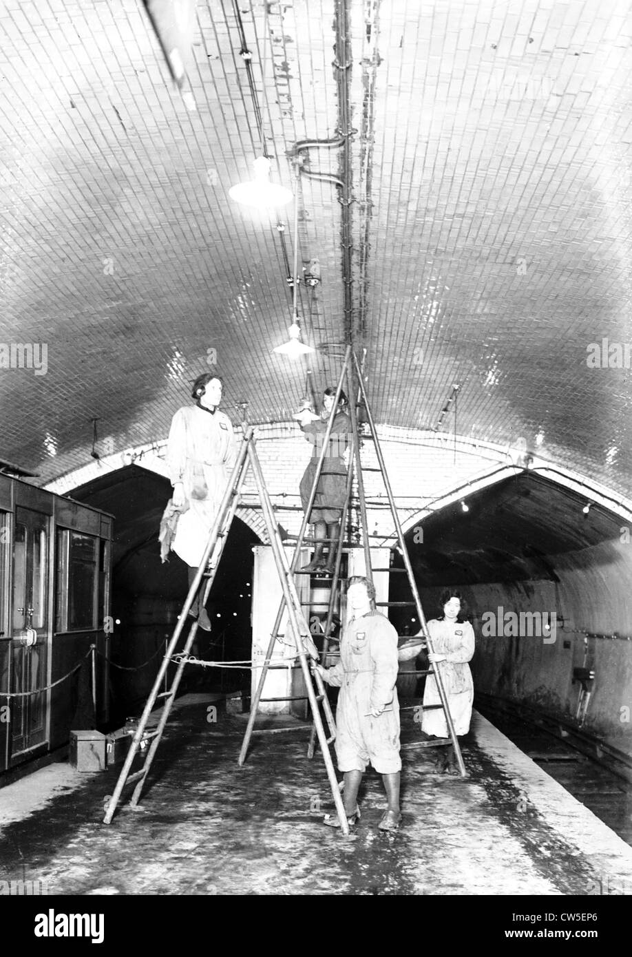 Paris, métro couloir en cours de nettoyage par les femmes, 1924 Banque D'Images