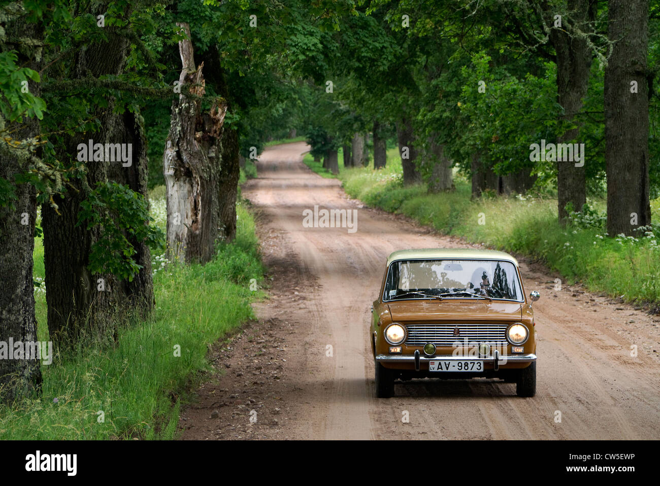 1200 Lada 1978 Combi. La conduite sur route de campagne nera Birini Lettonie Banque D'Images