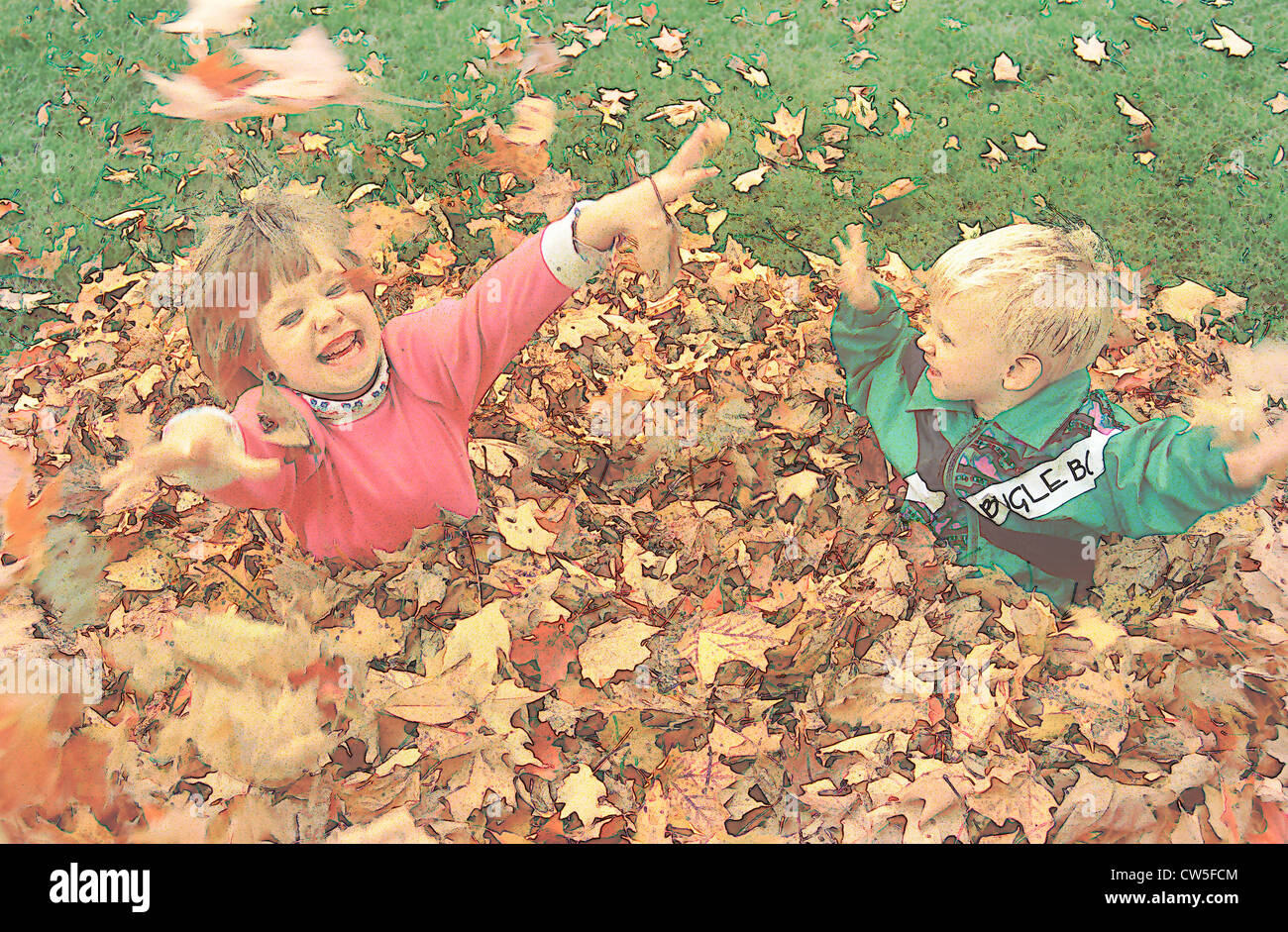 Image altérées de deux enfants jouant dans les feuilles d'automne, Sutton, Massachusetts Banque D'Images