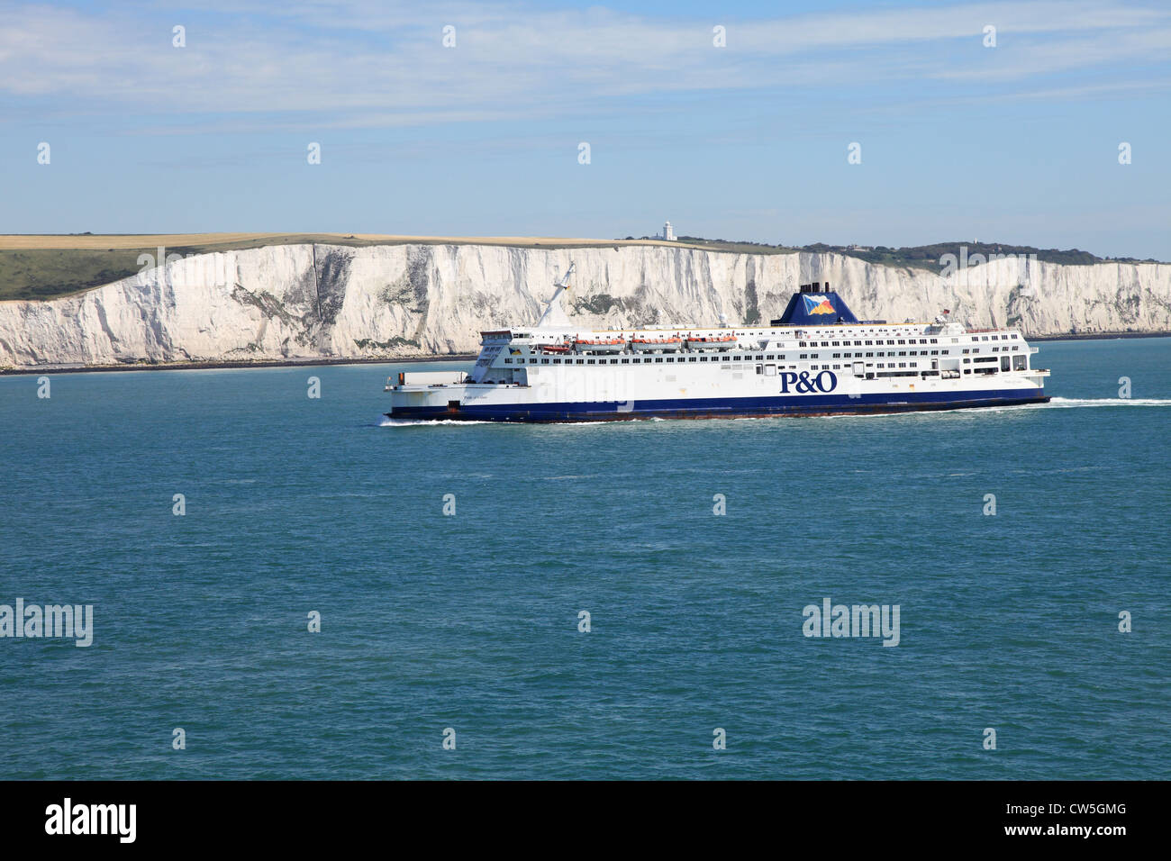 P&O Ferries traversent la manche 'Fierté de Calais' avec les falaises blanches de Douvres en arrière-plan, Kent, England, UK Banque D'Images