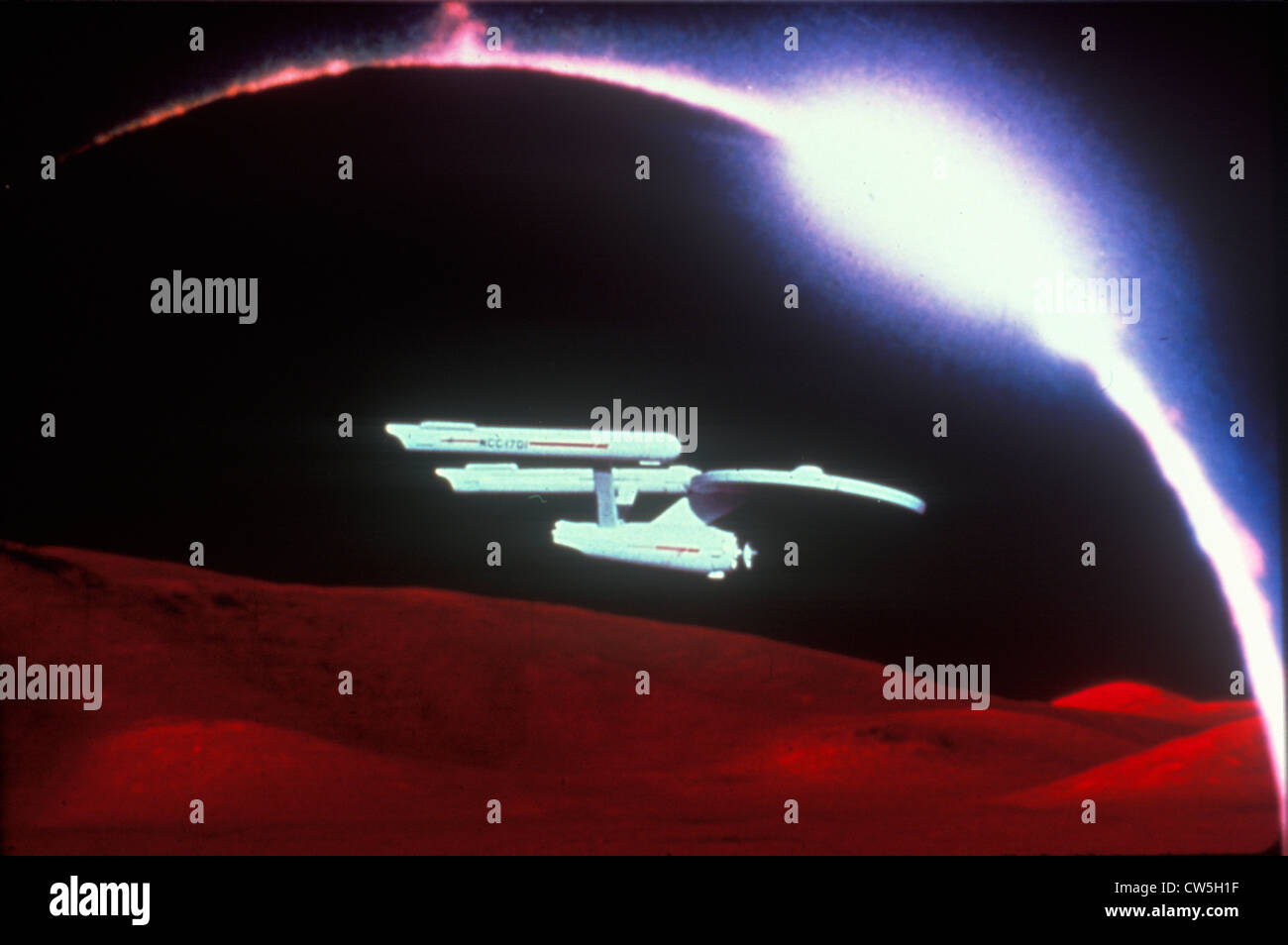 L'USS Enterprise de Star Trek et monte au-dessus du paysage exotique Banque D'Images