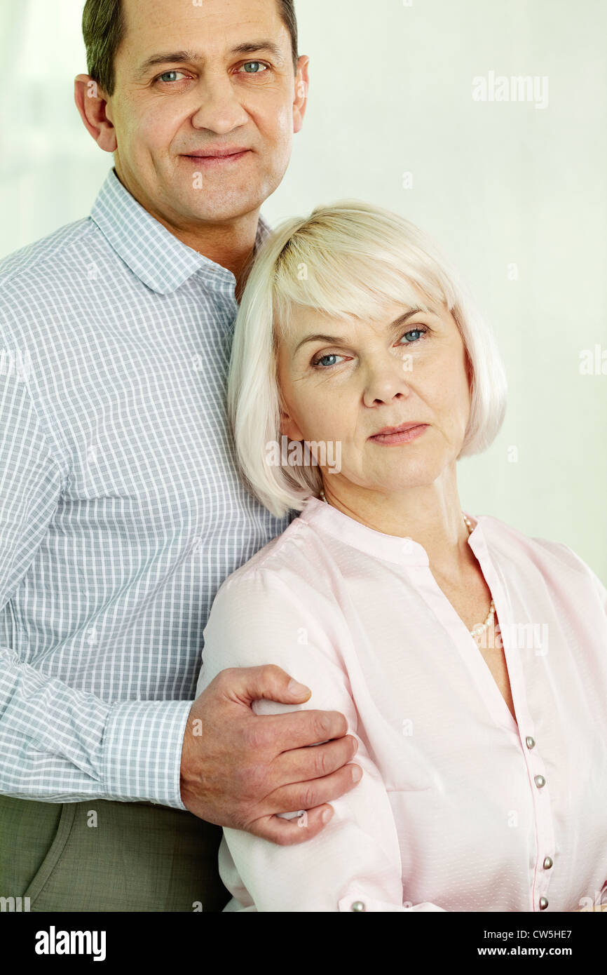 Portrait of a happy senior couple looking at camera Banque D'Images