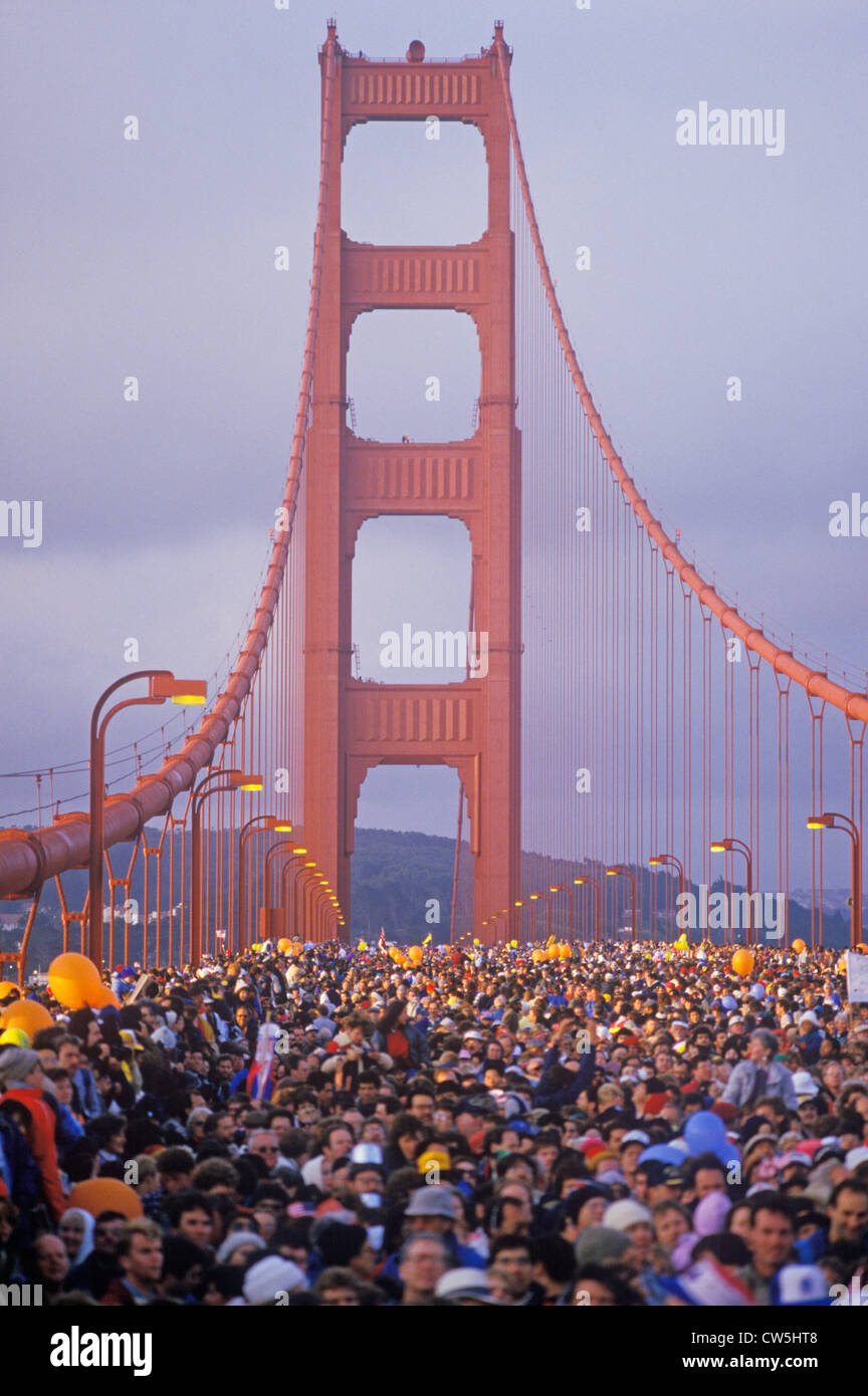 800 000 personnes traversent le Golden Gate Bridge sur le 50e anniversaire des ponts, San Francisco, Californie Banque D'Images