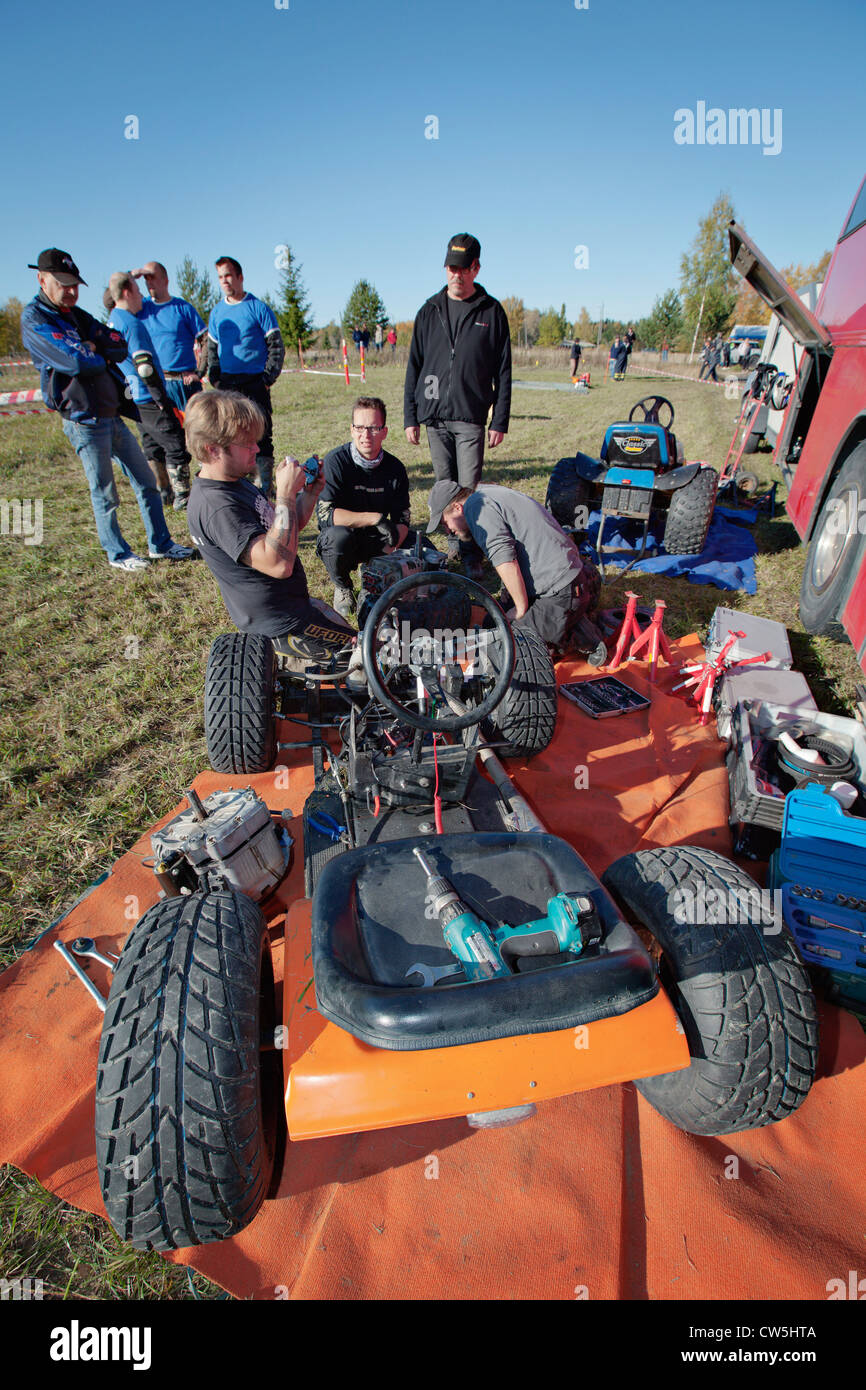 Course de tondeuse à gazon en Finlande. Banque D'Images