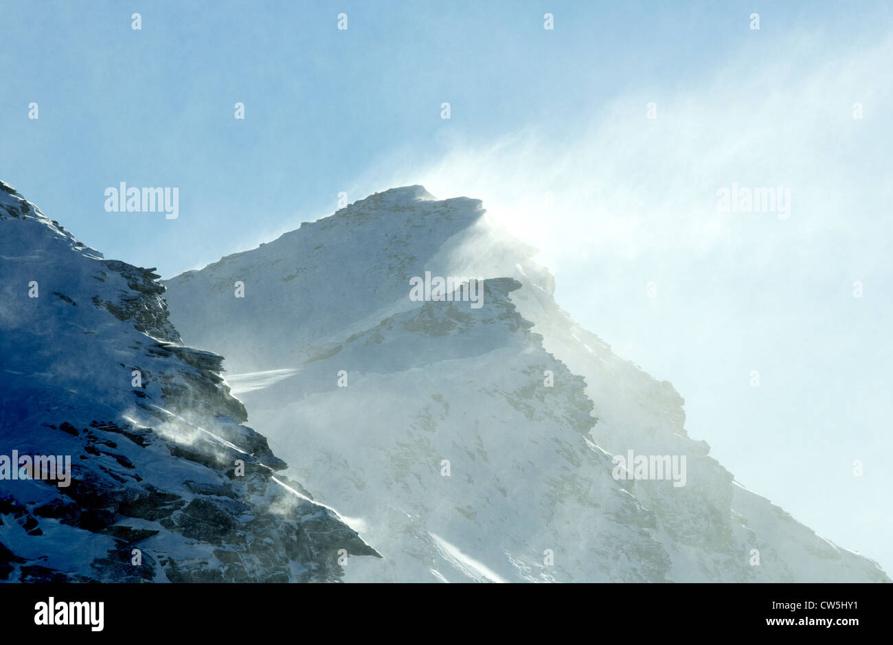 Les amoncellements de neige au sommet d'une montagne dans la région de la Haute-Engadine Banque D'Images