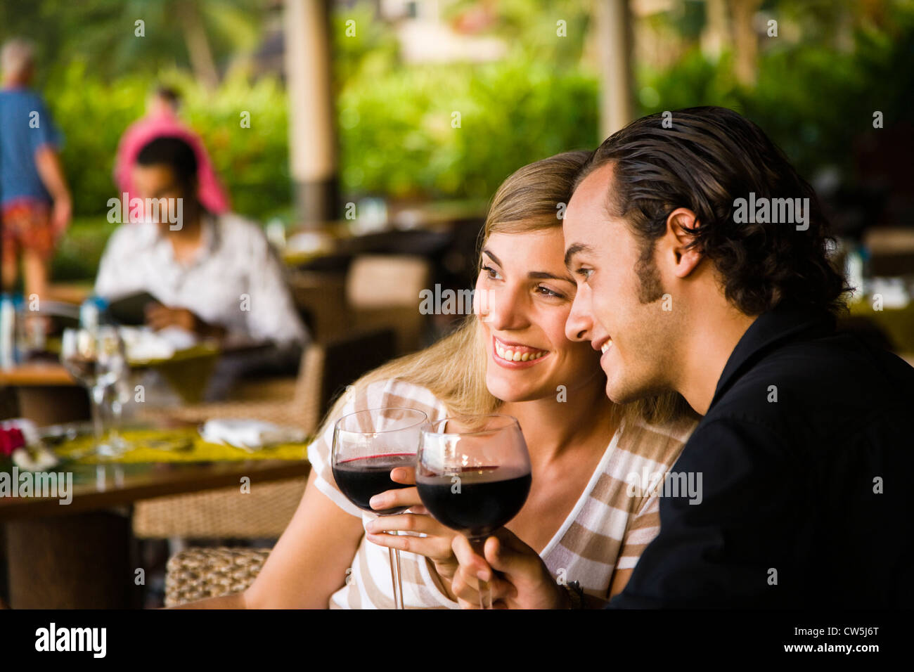 Couple enjoying wine, Papeete, Tahiti, Polynésie Française Banque D'Images