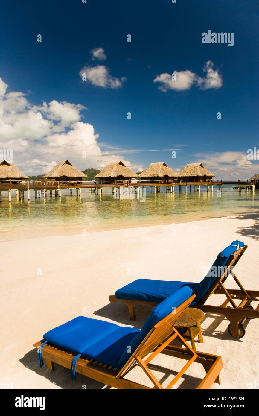 Des chaises longues sur la plage, Bora Bora, Tahiti, Polynésie Française Banque D'Images