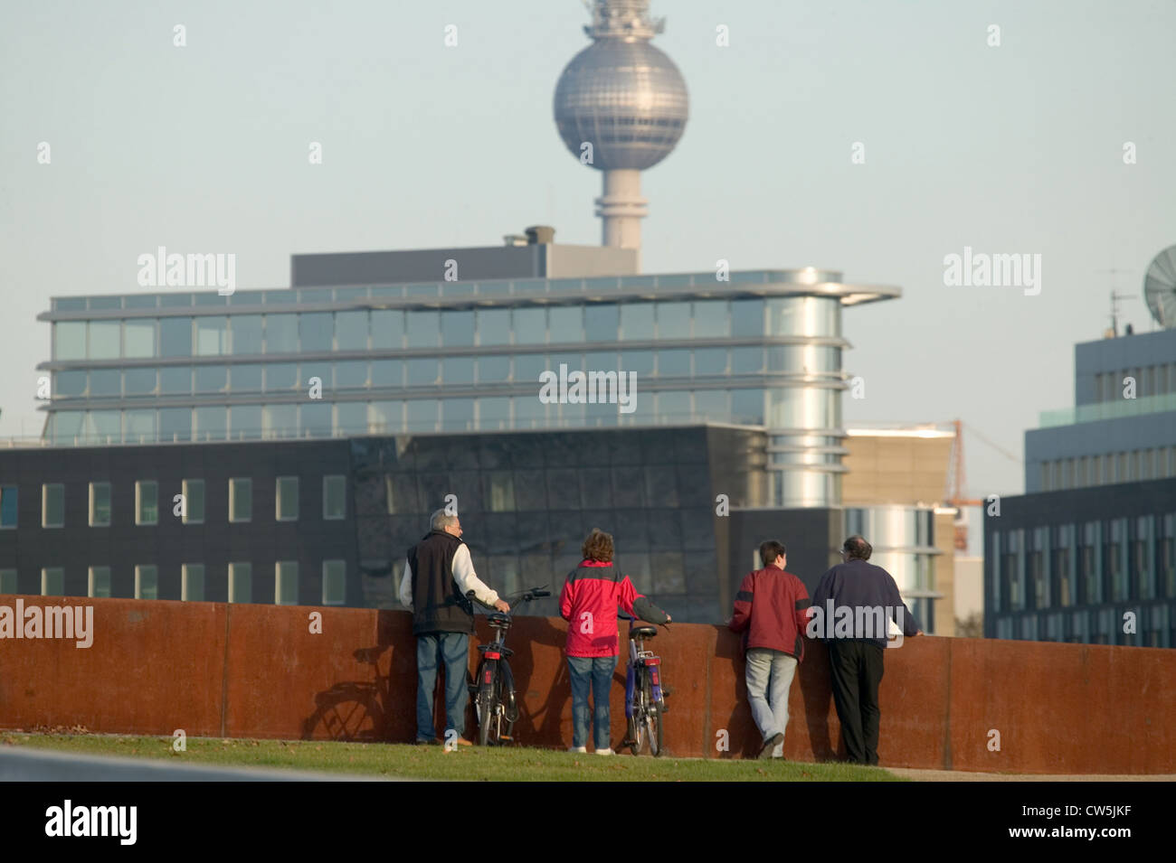 Passants dans Spreebogenpark Berlin Banque D'Images