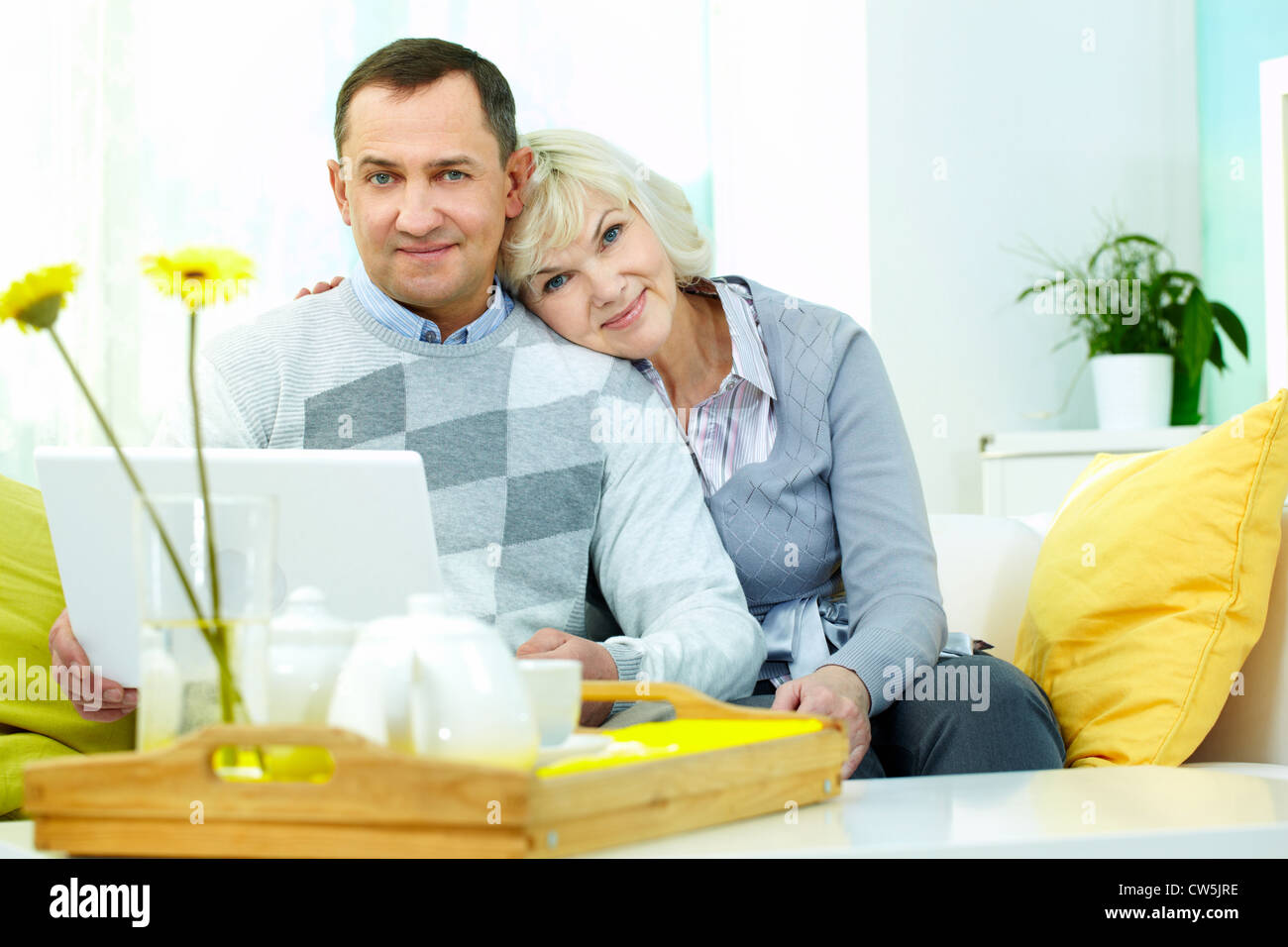 Portrait of romantic couple looking at camera and smiling Banque D'Images