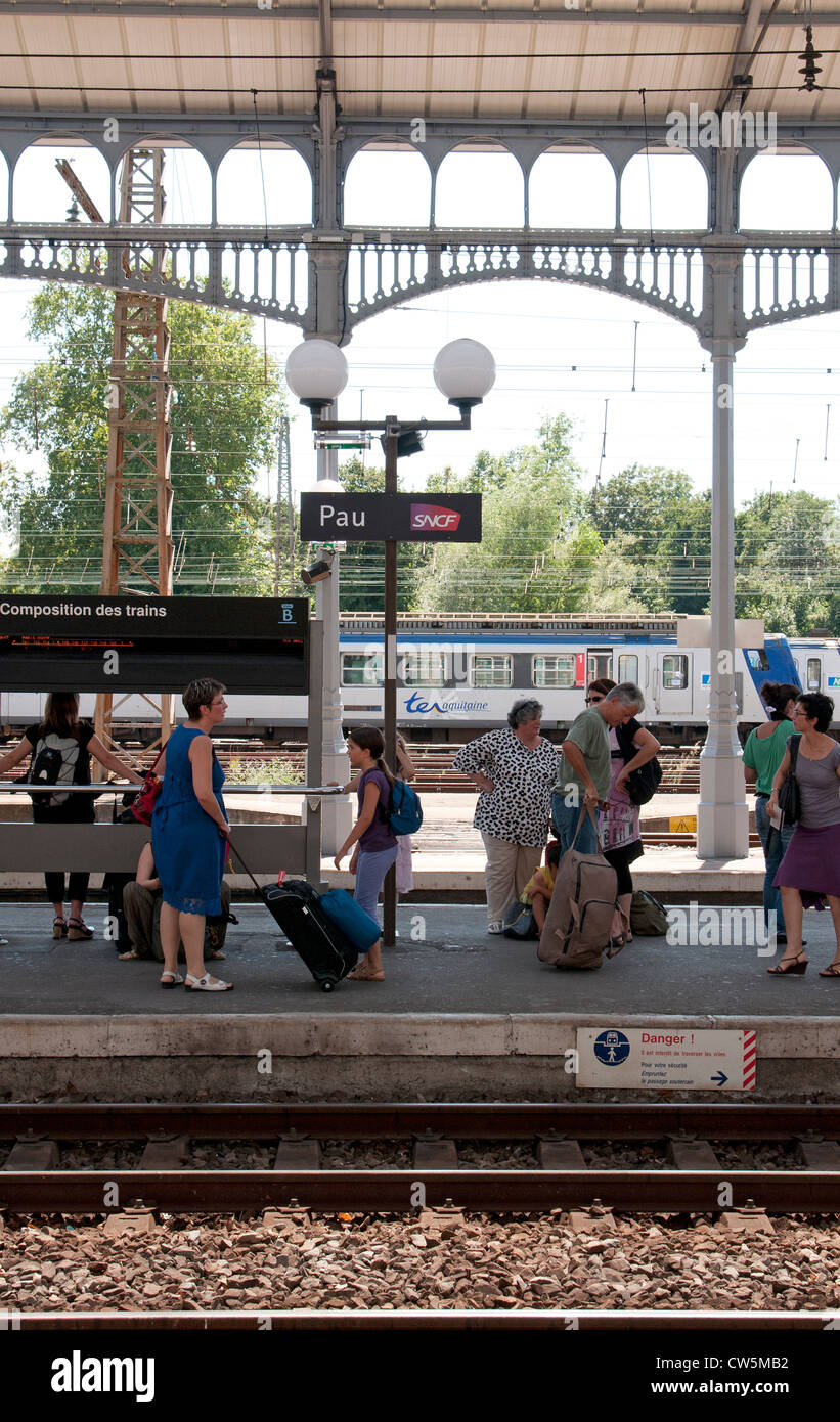 Les passagers qui attendent sur une plate-forme de la gare la Gare de Pau sud ouest France Banque D'Images