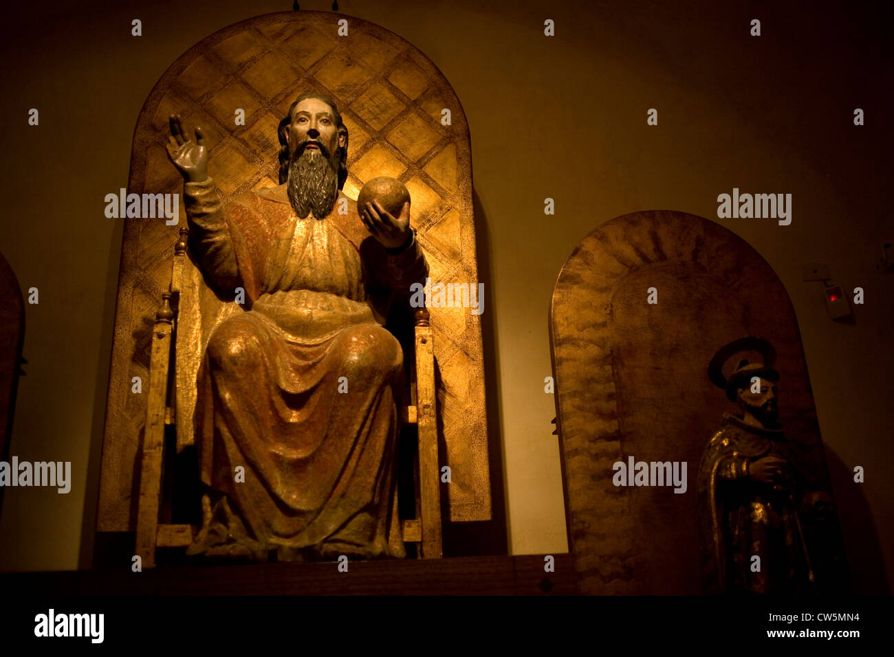 Une sculpture du Père éternel, Dieu, tenant le globe du monde, dans le musée de la culture d'Oaxacan à Oaxaca, Mexique Banque D'Images