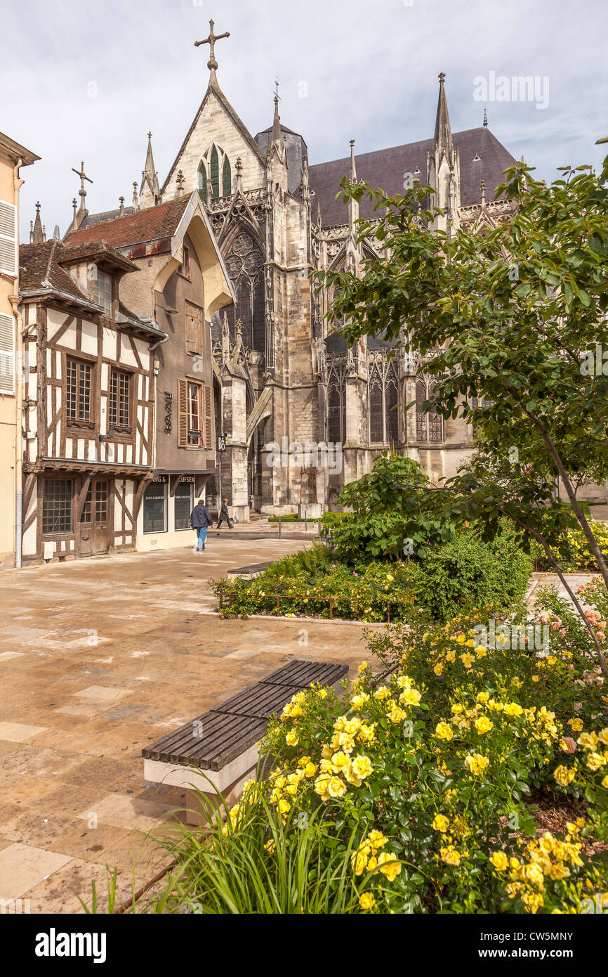 Troys, France, Europe. De superbes bâtiments à ossature de bois traditionnelle dans le vieux centre-ville en face de la cathédrale Banque D'Images