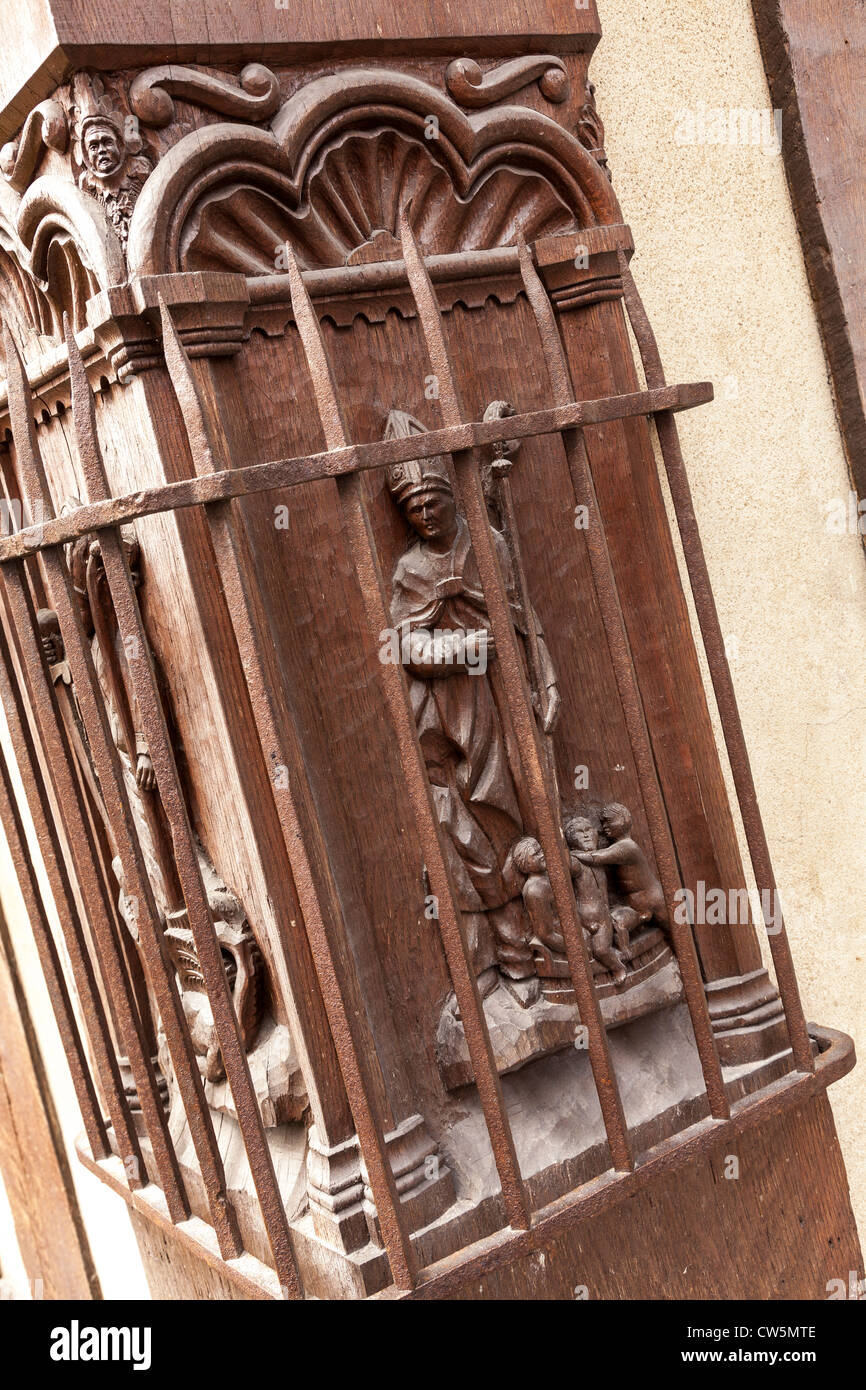 Troys, France, Europe. La sculpture décorative en bois à l'angle de cadre en bois traditionnel. Banque D'Images