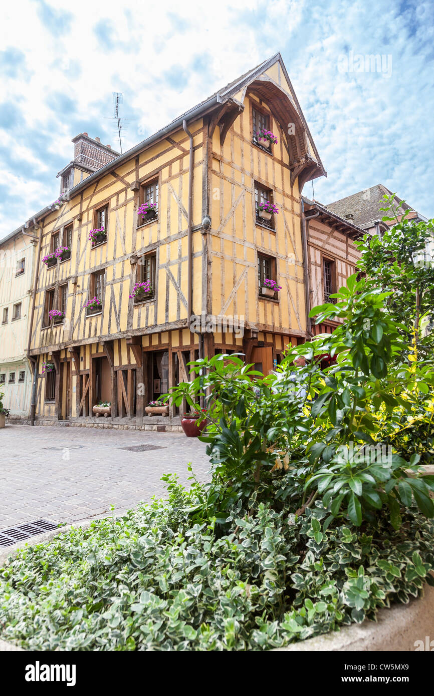 Troys, France, Europe. De superbes bâtiments à ossature de bois traditionnelle dans le vieux centre-ville. Banque D'Images
