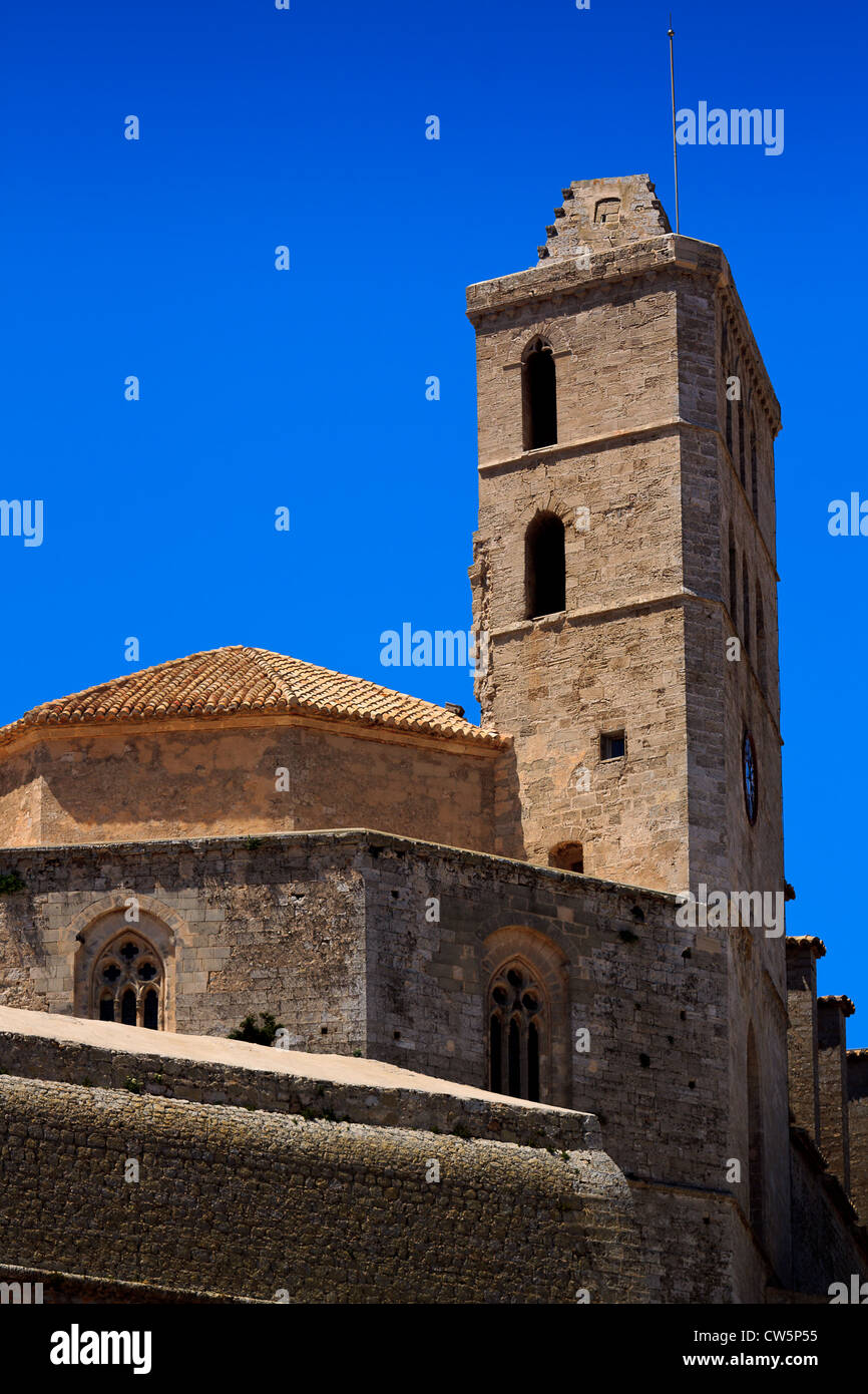 La cathédrale de la ville d'Ibiza, contre un ciel bleu clair, sur une colline donnant sur le port, dans les îles Baléares. Banque D'Images