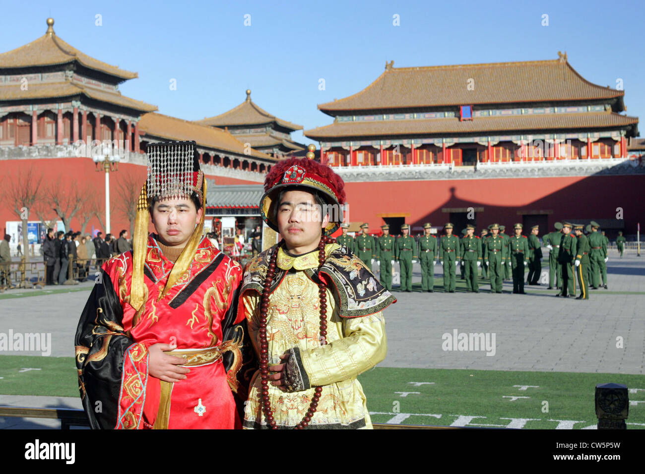 Beijing, les Chinois habillés traditionnellement avant la porte du méridien de la Cité Interdite Banque D'Images