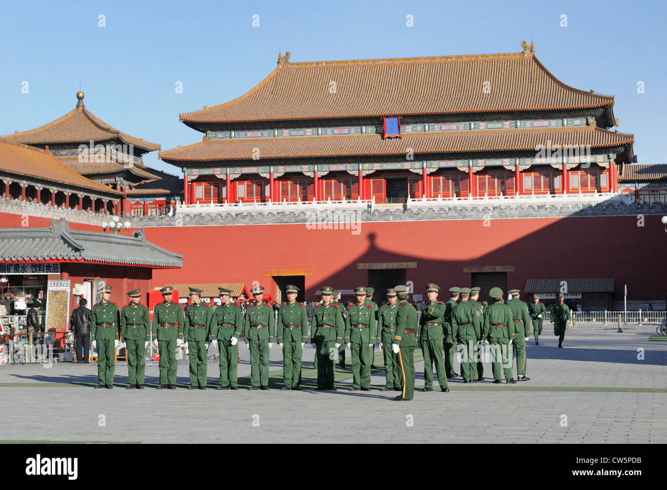 Beijing, les soldats de la porte du méridien de la Cité Interdite Banque D'Images