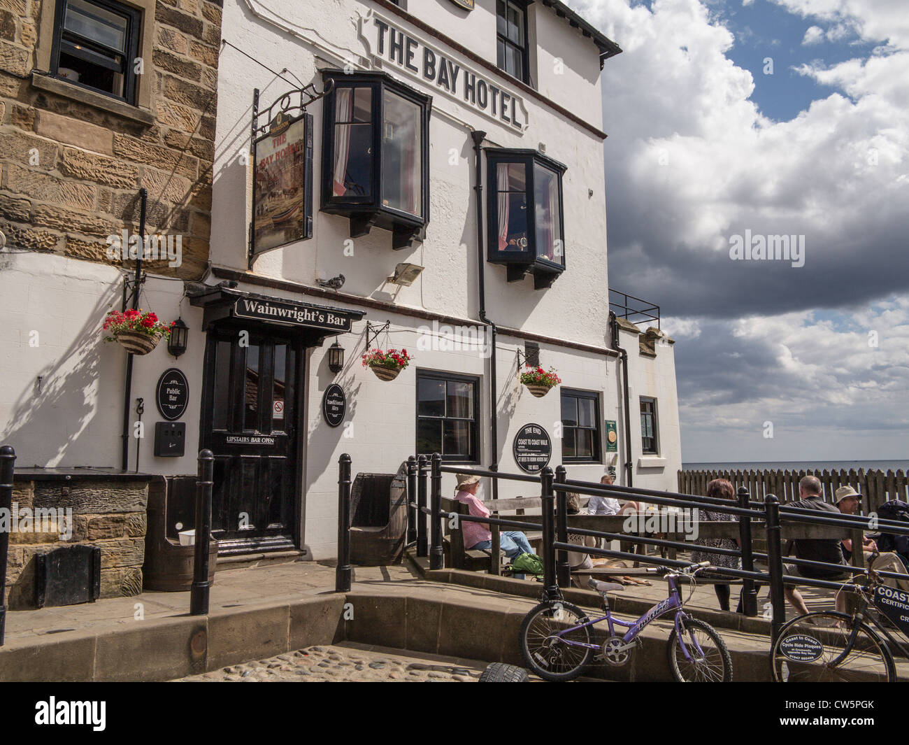 Robin Hoods Bay Yorkshire UK Le Bay Hotel dans le Dock dans la région de la baie inférieure Banque D'Images