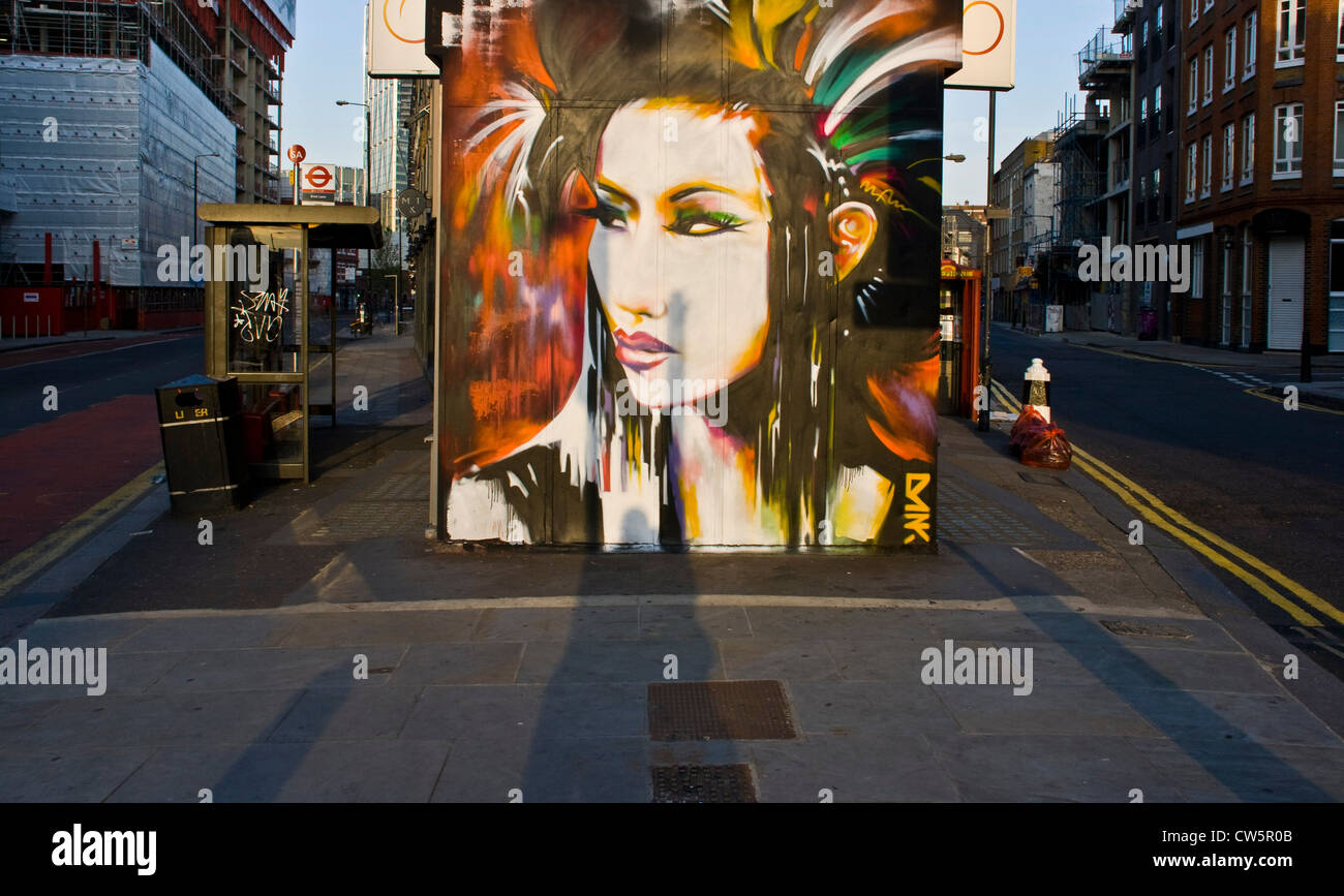 Les graffitis urbains street art peinture de visage de femme filles est de Londres Angleterre Europe Banque D'Images