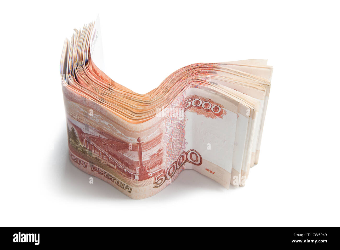 Pile de l'argent russe. Hôtel moderne de cinq mille roubles note isolated on white Banque D'Images