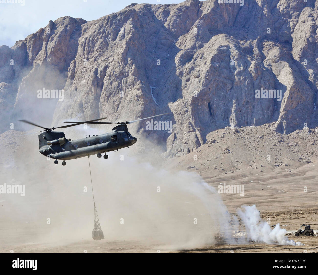 Un hélicoptère CH-47 Chinook s'approche d'une zone d'atterrissage à distance pour supprimer l'approvisionnement 10 mars 2012 dans le district de Shah Joy, province de Zabul, en Afghanistan. Fournir des hélicoptères des forces spéciales de la coalition un moyen efficace et fiable de transport du personnel et du fret dans les zones rurales de l'Afghanistan. Banque D'Images