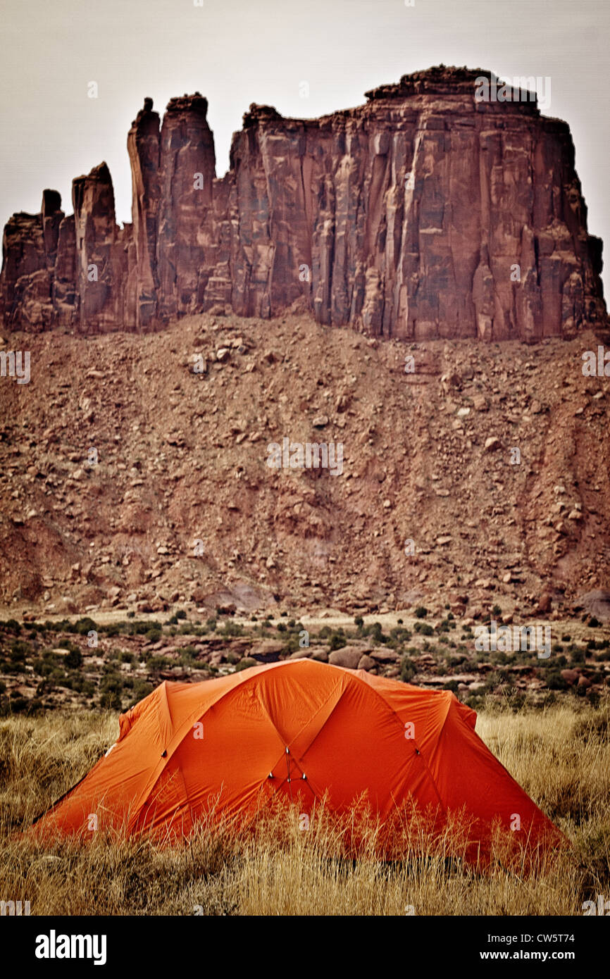 Une tente rouge dans le désert de Indian Creek, près de Moab, Utah, USA Banque D'Images