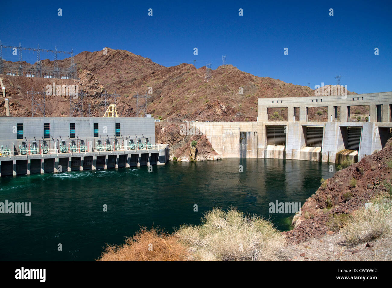 Parker Barrage de la rivière Colorado crée Lake Havasu dans Yuma Comté, l'Arizona et le Comté de San Bernardino, Californie, USA. Banque D'Images