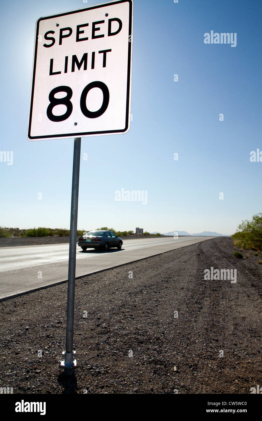 La limite de vitesse de 80 mi/h panneau routier le long de l'Interstate 10 dans l'ouest du Texas, USA. Banque D'Images