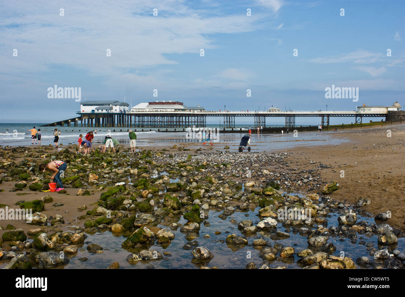 Jetée de Cromer et plage avec la marée de sortir Banque D'Images