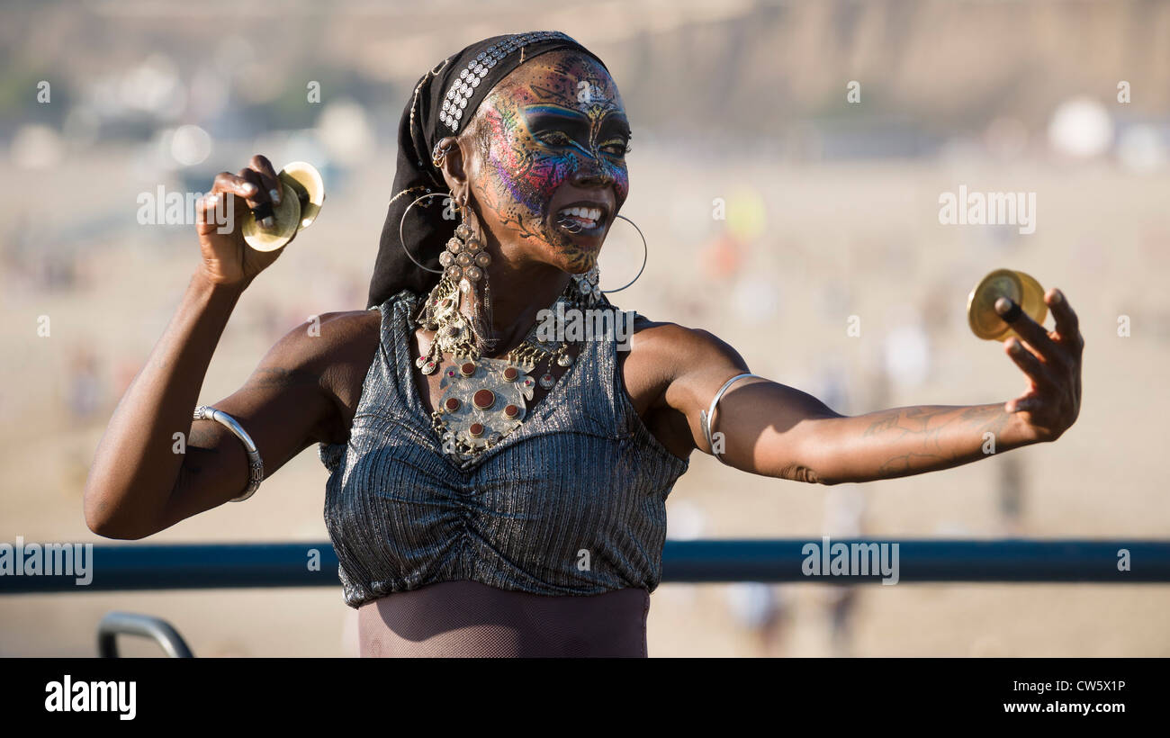 Femme d'effectuer à la jetée de Santa Monica, Santa Monica, Californie. Banque D'Images