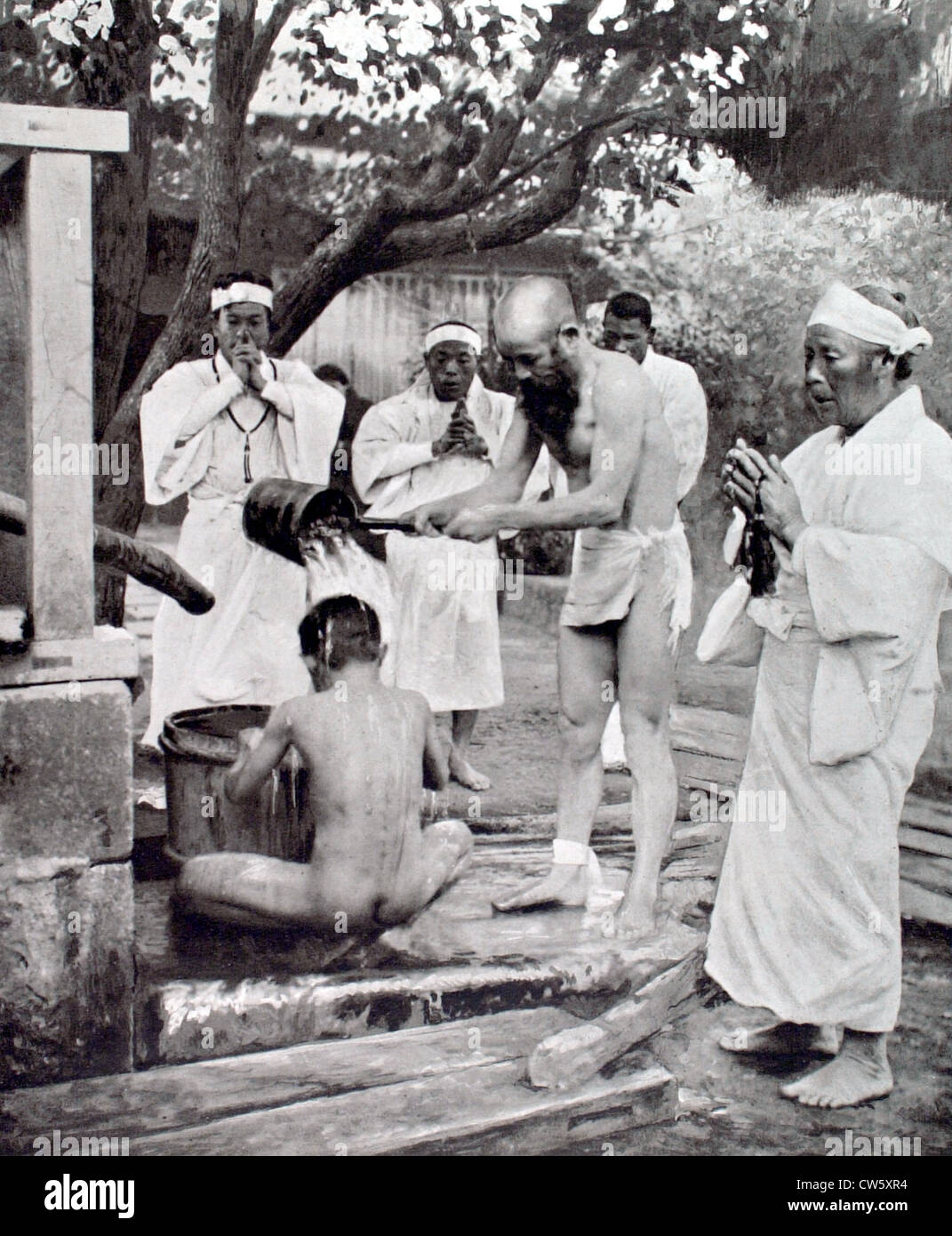 Pendant l'agonie de l'empereur japonais Yoshi-Hito secte bouddhiste des représentants de commencer avec des cérémonies de purification avant Banque D'Images