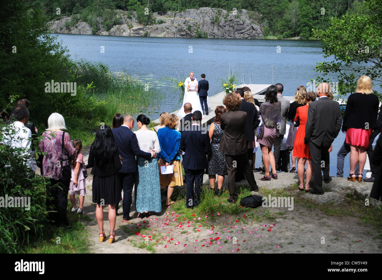 Les cérémonies de mariage avec Bride and Groom et prêtre le littoral du lac ou de la mer Baltique en Suède Banque D'Images