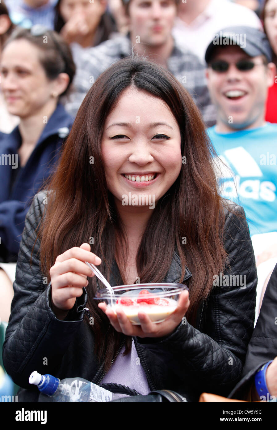 Manger des fraises et crème spectateur à Wimbledon. Banque D'Images