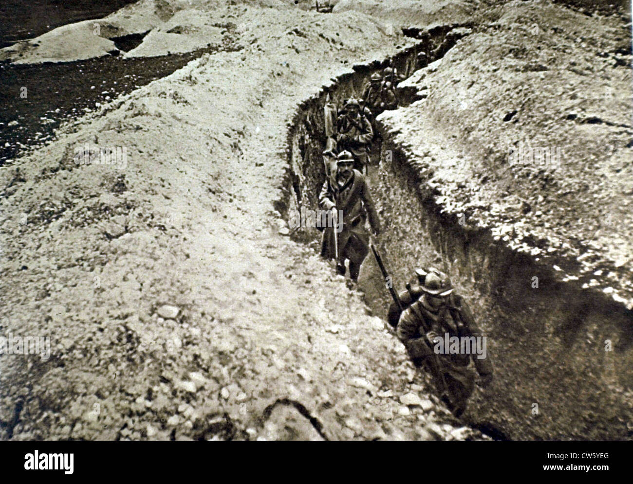 La Première Guerre mondiale. à l'avant, le transport de soupe dans le pas menant à la ligne de feu Banque D'Images