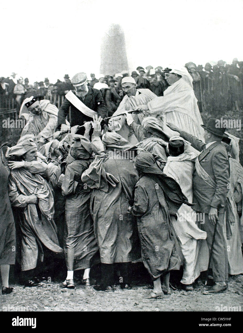 Sur la lande de Riec-sur-Belon, jurer le serment pour la paix sur l'épée du roi Arthur (1927) Banque D'Images Sur la lande de Riec-sur-Belon, jurer le serment pour la paix sur l'épée du roi Arthur (1927) Banque D'Images