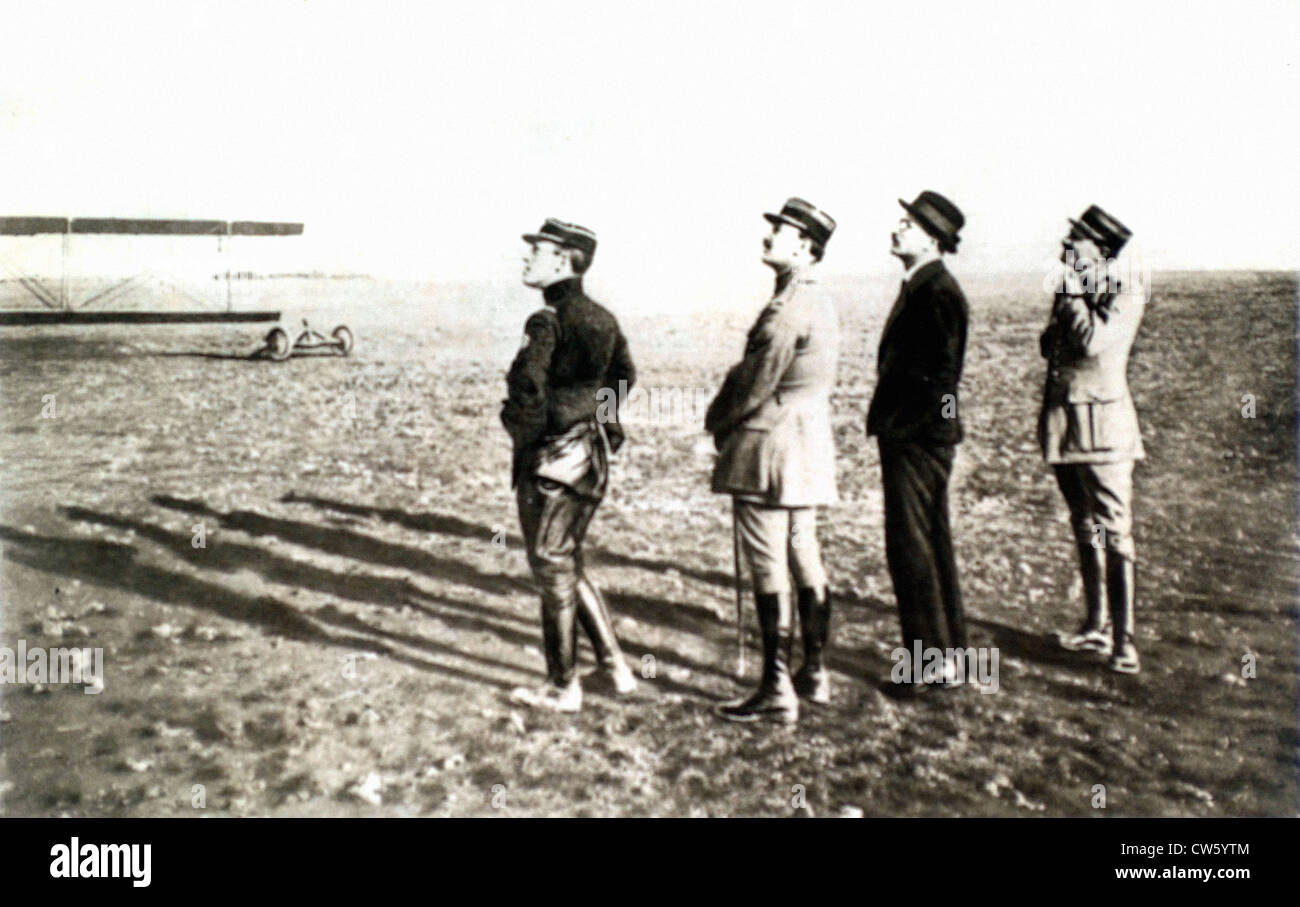 La Première Guerre mondiale. Roland Garros, à son retour de l'Allemagne, les escadrons de chasse de visite Banque D'Images
