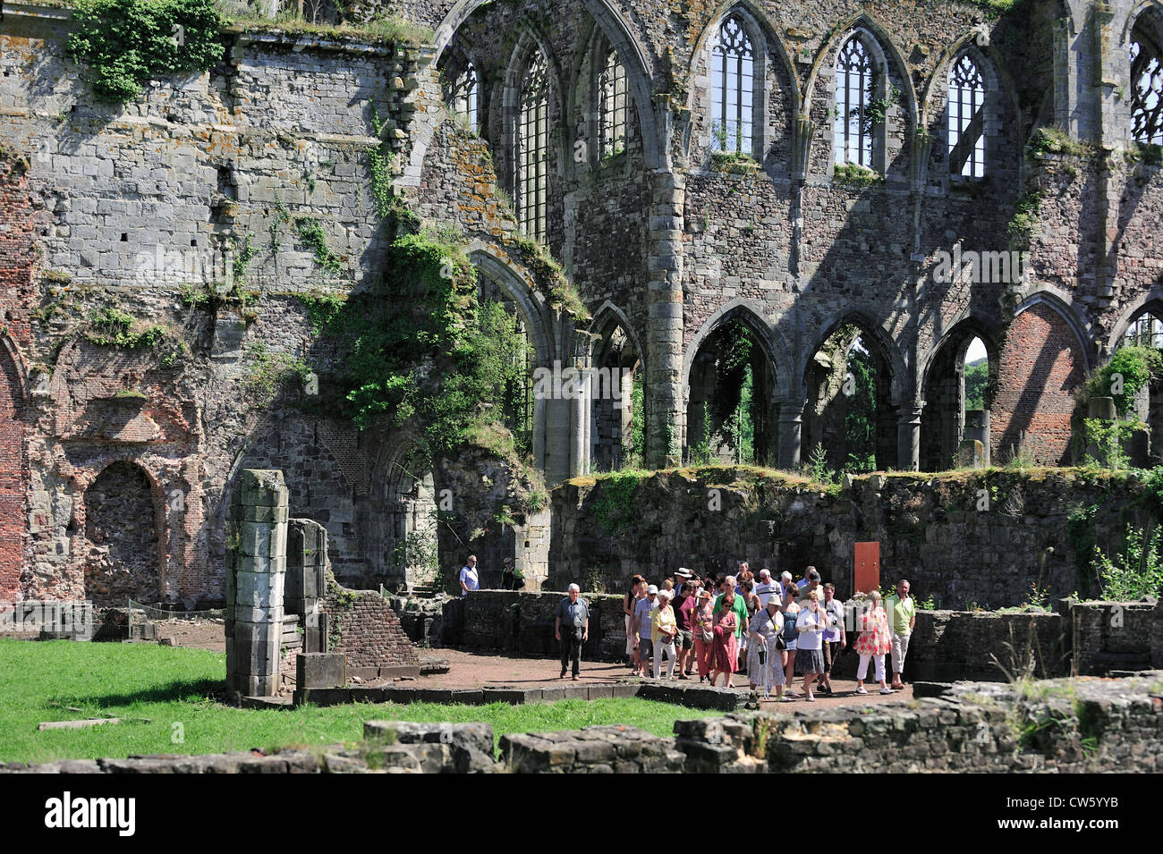 Après les touristes visite guidée le long des ruines de l'abbaye Aulne, un monastère cistercien à Thuin, Hainaut, Belgique Banque D'Images