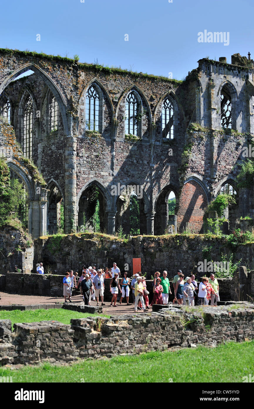 Après les touristes visite guidée le long des ruines de l'abbaye Aulne, un monastère cistercien à Thuin, Hainaut, Belgique Banque D'Images