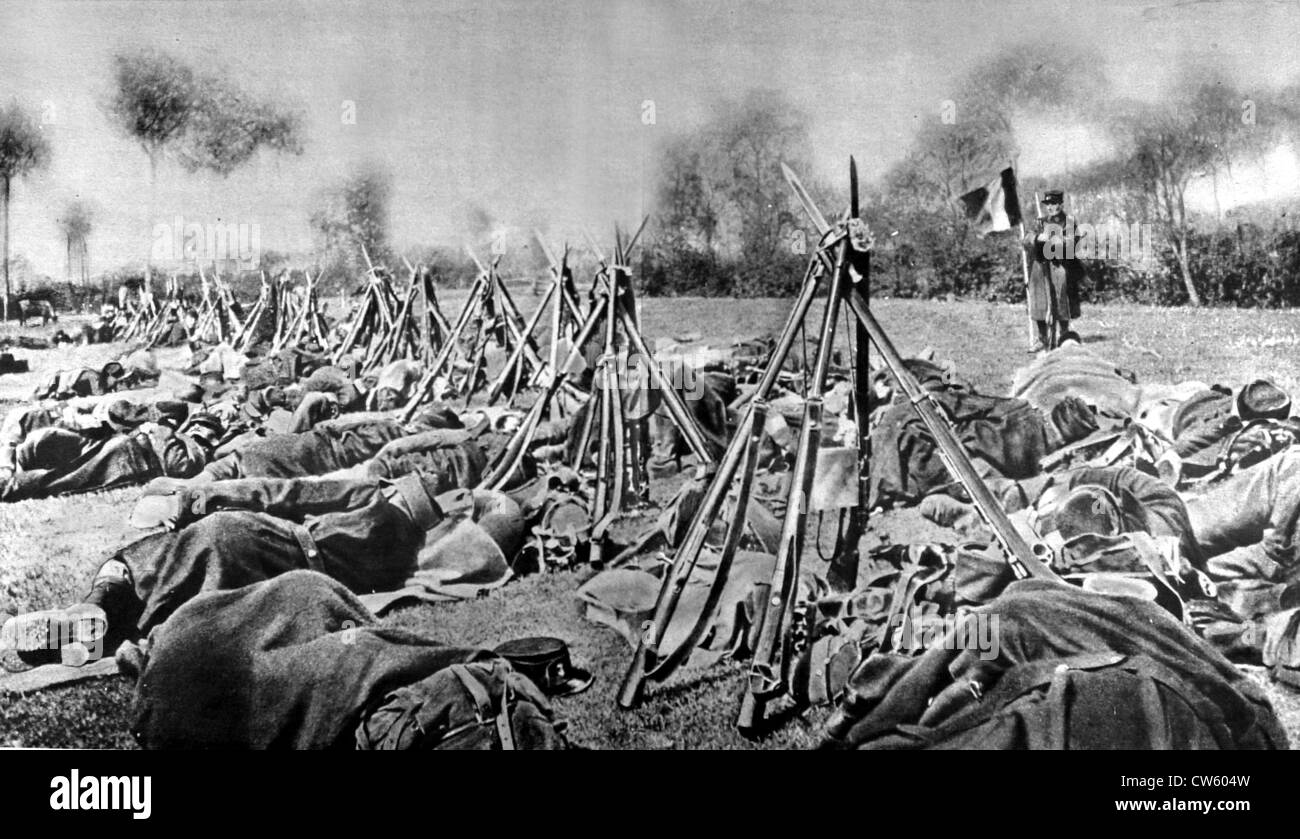 La Première Guerre mondiale. Un régiment belge épuisé dormir sur le côté de la route après l'attaque de Steenstraete (1915) Banque D'Images