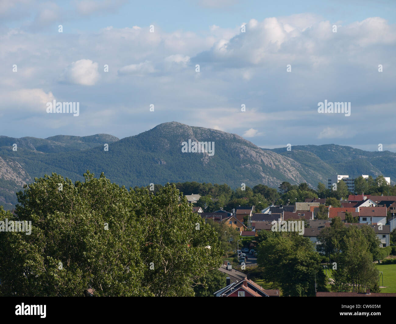 Stavanger Norvège suburb avec décor de montagnes (Dalsnuten) Banque D'Images