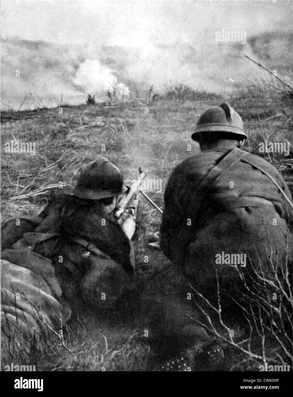 La Première Guerre mondiale. Sur le bord de l'Hangard woods, mitrailleurs de tirer sur des vagues d'assaut allemand Banque D'Images