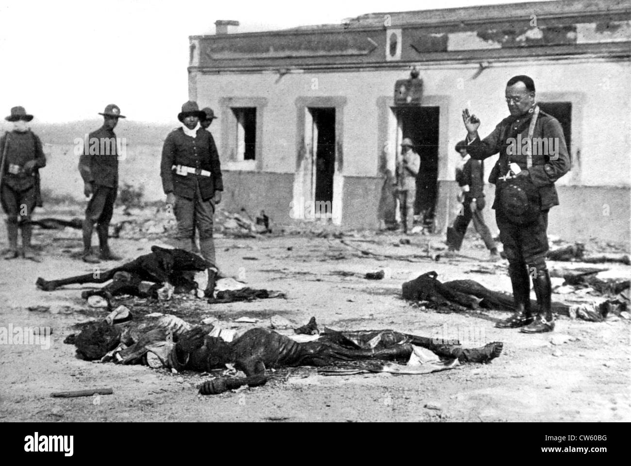 Le Maroc, guerre du Rif. Un aumônier militaire la bénédiction du corps de soldats massacrés sur place par les Marocains (1921) Banque D'Images