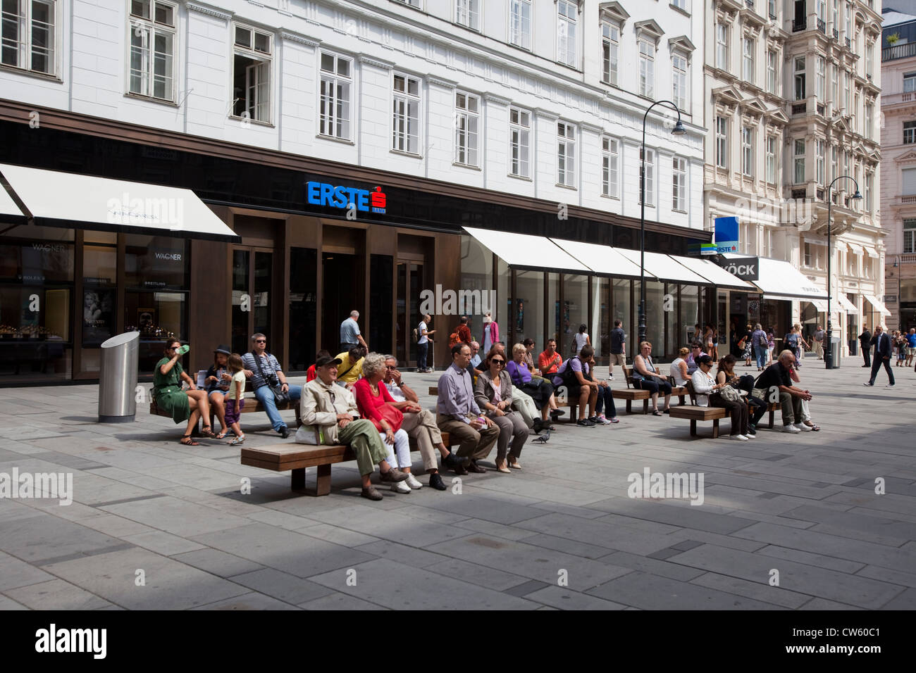 Des gens assis sur un banc dans la rue Graben, Vienne Banque D'Images