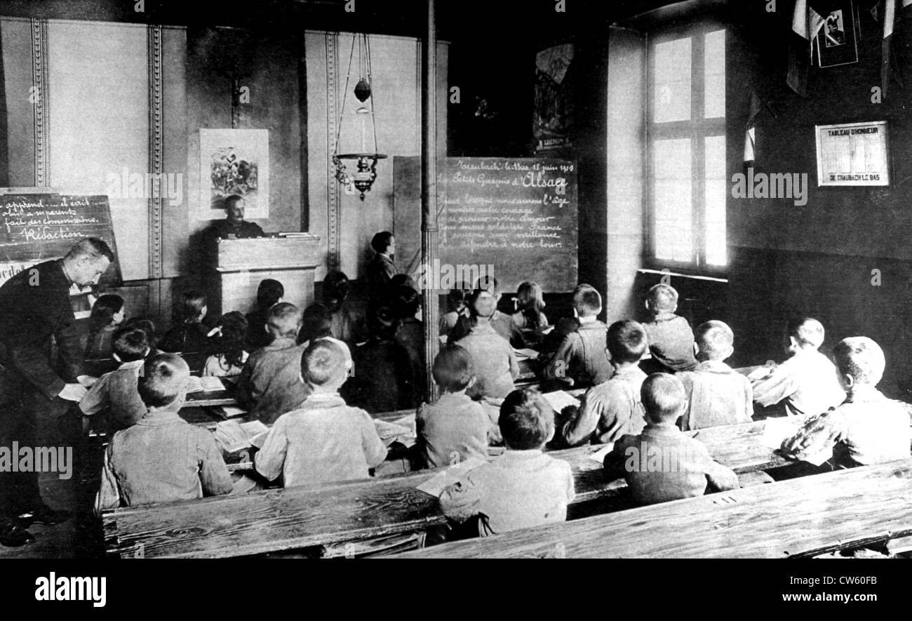 La Première Guerre mondiale. à l'école de Traubach-le-Bas (Alsace), un étudiant commentaires sur le modèle d'écriture sur le tableau noir Banque D'Images